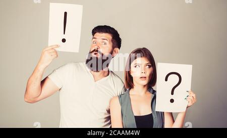 Eine Frau und ein Mann eine Frage, Ausrufezeichen. Paar streiten sich. Fragezeichen. Nachdenklicher Mann und eine nachdenkliche Frau. Mann und Frau sprechen nicht Stockfoto