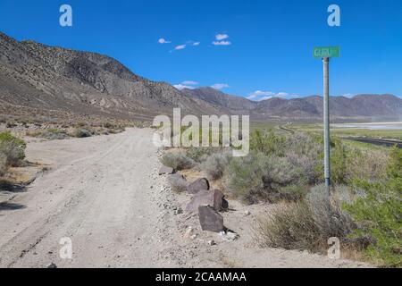 GERLACH, NEVADA, USA - Jul 04, 2020: Die Guru Road, eine unbefestigte Straße neben der playa in der nördlichen Black Rock Desert von Nevada, wurde mit Witz gesäumt Stockfoto