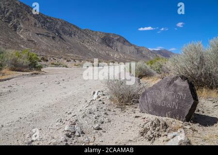 GERLACH, NEVADA, USA - Jul 04, 2020: Guru Road, eine unbefestigte Straße in der Black Rock Desert im Norden Nevadas, wurde mit Kunstinstallationen gesäumt Stockfoto