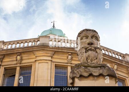 Es gibt dreizehn quadratische Säulen, die von Kopf-und-Schulter-Büsten gekrönt sind und die vordere Grenze des sheldonian Theaters in oxford markieren Stockfoto