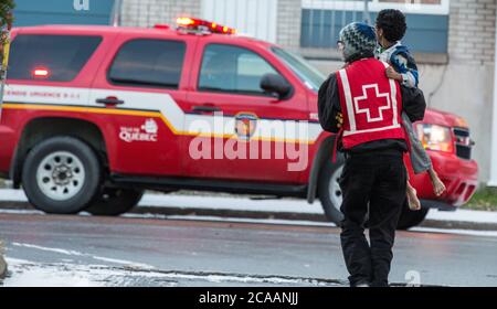 Red Cross Freiwillige Hilfe Kind nach Hausbrand Stockfoto