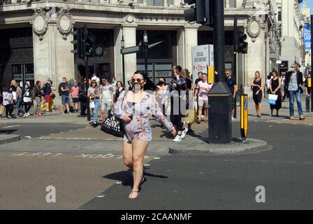 London, Großbritannien. August 2020. Einkäufer in der Oxford Street, die zwar eine verbesserte Aktivität zeigt, aber weiterhin unter den früheren Coronavirus-Werten liegt. Kredit: JOHNNY ARMSTEAD/Alamy Live Nachrichten Stockfoto