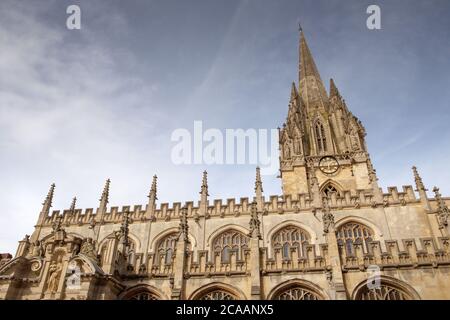 Straßendetail von Gebäude und Architektur rund um das Stadtzentrum von oxford in england Stockfoto