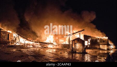 Vollständig verschlungen brennendes Gebäude. Stockfoto