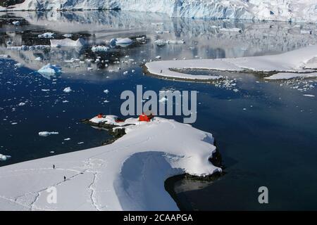 Blick auf Brown Station oder Estación Científica Almirante Brown, eine argentinische Basis in Paradise Bay, Antarktische Halbinsel. Stockfoto