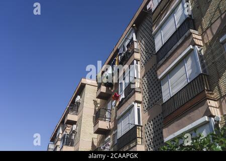 Low-Angle-Aufnahme eines gemauerten Wohnhauses mit Waschküche Hängen vom Balkon Stockfoto
