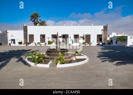 Teguise, Spanien - 25-07-2020 : zentraler Platz der Stadt Teguise, Lanzarote, Kanarische Inseln, Spanien Stockfoto