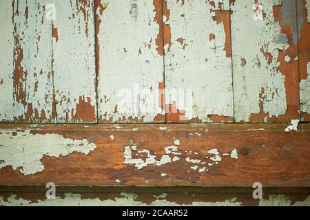 Die Textur der alten hölzernen Bretter mit der abblätternden Farbe.DER Zaun oder die Wand des Hauses. Stockfoto