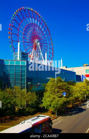 Ein Riesenrad im Vergnügungspark in Odaiba Tokyo tagsüber Stockfoto