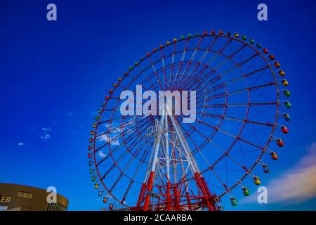 Ein Riesenrad im Vergnügungspark in Odaiba Tokyo tagsüber Stockfoto