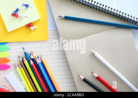 Verschiedene Dinge am Schreibtisch Stockfoto