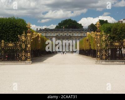 Perspektivischer Blick auf den Regierungspalast von Nancy mit seiner beeindruckenden Fassade Stockfoto