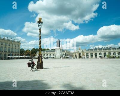 Perspektivischer Blick auf den Place Stanislas von Nancy, umgeben von klassischen Fassaden Stockfoto