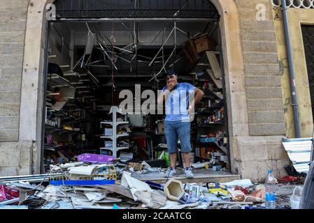 Beirut, Libanon, 5. August 2020. Ein Ladenbesitzer untersucht die Schäden, die durch eine katastrophale Explosion im Hafen der Stadt verursacht wurden, bei der mehr als 6000 Menschen verletzt wurden, mit einer Todesrate von mehr als 200 Menschen. Elizabeth Fitt Stockfoto