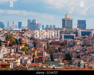 ISTANBUL, TÜRKEI - 21. SEPTEMBER 2019: Istanbul, Blick auf die Stadt, alte Flachbauten und moderne Häuser zusammen. Stockfoto