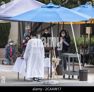 Cupertino, Usa. August 2020. Am Mittwoch, den 5. August 2020, feiert ein Priester die Messe außerhalb des Hl. Josef von Cupertino in Cupertino, Kalifornien. Kalifornien versucht, mit der Coronavirus-Pandemie fertig zu werden, ohne in eine zweite Sperre zu gehen. Foto von Terry Schmitt/UPI Kredit: UPI/Alamy Live Nachrichten Stockfoto