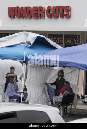 Cupertino, Usa. August 2020. Kosmetikerinnen schneiden am Mittwoch, den 5. August 2020, ein Haar außerhalb von Wonder Cuts auf El Camino Real in Sunnyvale, Kalifornien. Kalifornien versucht, mit der Coronavirus-Pandemie fertig zu werden, ohne in eine zweite Sperre zu gehen. Foto von Terry Schmitt/UPI Kredit: UPI/Alamy Live Nachrichten Stockfoto