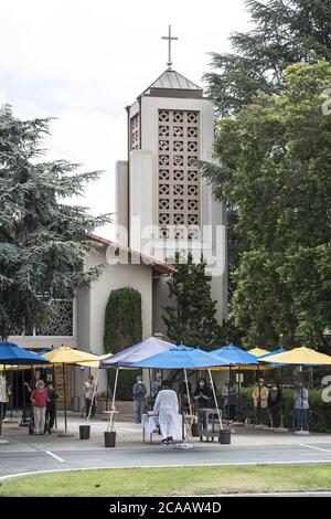 Cupertino, Usa. August 2020. Am Mittwoch, den 5. August 2020, feiert ein Priester die Messe außerhalb des Hl. Josef von Cupertino in Cupertino, Kalifornien. Kalifornien versucht, mit der Coronavirus-Pandemie fertig zu werden, ohne in eine zweite Sperre zu gehen. Foto von Terry Schmitt/UPI Kredit: UPI/Alamy Live Nachrichten Stockfoto