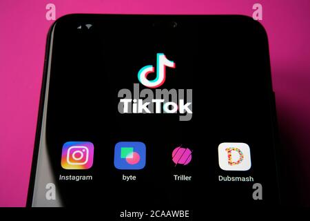 Stone / UK - 5. August 2020: Instagram Reels, Byte, Triller, Dubsmash App auf Handy und TikTok Logo auf dem verschwommenen Hintergrund. Videoplattformen, die vorhanden sind Stockfoto