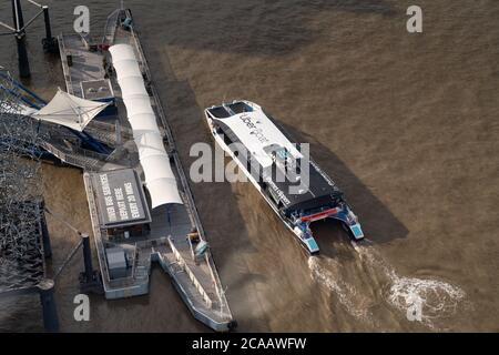 Uber Boot von Thames Clippers im Einsatz auf dem Fluss themse Stockfoto