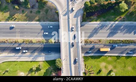 Luftaufnahme der zweispurigen Ringstraße und der Fahrzeuge Stockfoto