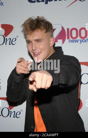 ***DATEI FOTO*** Jake Paul wurde vom FBI überfallen, mehrere Feuerwaffen wurden beschlagnahmt. NEW YORK, NY - 8. DEZEMBER: Jake Paul beim Z100's Jingle Ball 2017 im Madison Square Garden in New York City, Credit: John Palmer/MediaPunch Stockfoto