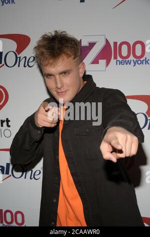 ***DATEI FOTO*** Jake Paul wurde vom FBI überfallen, mehrere Feuerwaffen wurden beschlagnahmt. NEW YORK, NY - 8. DEZEMBER: Jake Paul beim Z100's Jingle Ball 2017 im Madison Square Garden in New York City, Credit: John Palmer/MediaPunch Stockfoto