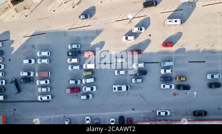 Blick aus der Vogelperspektive auf den Parkplatz Stockfoto