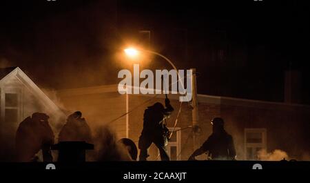 Feuerwehrmann mit Axt auf dem Dach. Stockfoto