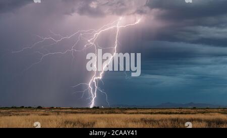 Kraftvoller Blitz aus Arizona und Sturmwolken in der Wüste bei Douglas Stockfoto