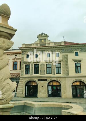 Uherske Hradiste, Tschechische Republik, 06. März 2020: barockapotheke, Verkauf von Medikamenten, alter Brunnen, Haus auf dem Platz Stockfoto