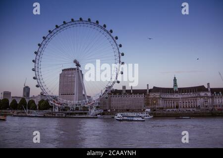 LONDON, VEREINIGTES KÖNIGREICH - 06. Jul 2015: Panoramablick auf London Eye, von der anderen Seite des Tamesis Flusses in London. Stockfoto