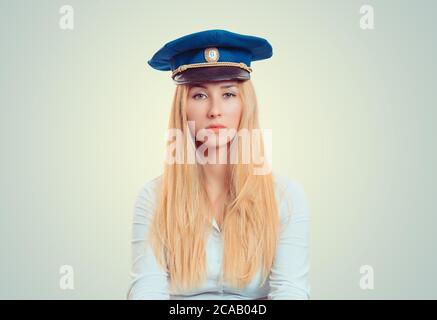 Junge blonde Frau trägt blaue Futter Cap und suchen so nüchtern an Kamera Stockfoto