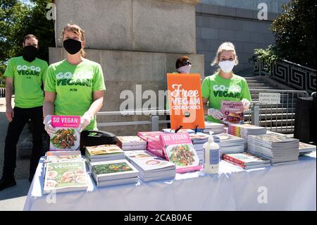 Washington, USA 05. August 2020. 5. August 2020 - Washington, DC, USA: People for the Ethical Treatment of Animals (PETA) Congressional Veggie Dog Lunch, wo kostenlose vegane Hotdogs und vegane Kochbücher herausgegeben wurden. (Foto: Michael Brochstein/Sipa USA) Quelle: SIPA USA/Alamy Live News Stockfoto