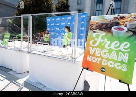 Washington, USA 05. August 2020. 5. August 2020 - Washington, DC, USA: People for the Ethical Treatment of Animals (PETA) Congressional Veggie Dog Lunch, wo kostenlose vegane Hotdogs und vegane Kochbücher herausgegeben wurden. (Foto: Michael Brochstein/Sipa USA) Quelle: SIPA USA/Alamy Live News Stockfoto