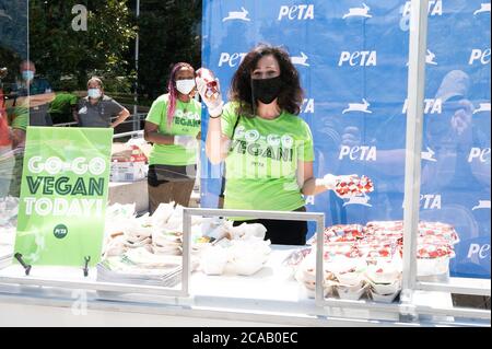 Washington, USA 05. August 2020. 5. August 2020 - Washington, DC, USA: People for the Ethical Treatment of Animals (PETA) Congressional Veggie Dog Lunch, wo kostenlose vegane Hotdogs und vegane Kochbücher herausgegeben wurden. (Foto: Michael Brochstein/Sipa USA) Quelle: SIPA USA/Alamy Live News Stockfoto