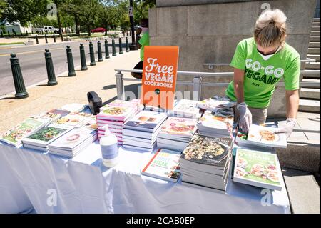 Washington, USA 05. August 2020. 5. August 2020 - Washington, DC, USA: People for the Ethical Treatment of Animals (PETA) Congressional Veggie Dog Lunch, wo kostenlose vegane Hotdogs und vegane Kochbücher herausgegeben wurden. (Foto: Michael Brochstein/Sipa USA) Quelle: SIPA USA/Alamy Live News Stockfoto