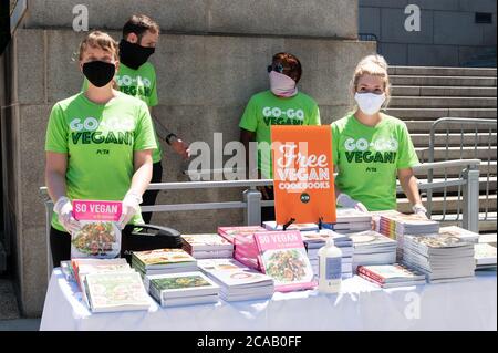 Washington, USA 05. August 2020. 5. August 2020 - Washington, DC, USA: People for the Ethical Treatment of Animals (PETA) Congressional Veggie Dog Lunch, wo kostenlose vegane Hotdogs und vegane Kochbücher herausgegeben wurden. (Foto: Michael Brochstein/Sipa USA) Quelle: SIPA USA/Alamy Live News Stockfoto