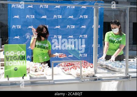 Washington, USA 05. August 2020. 5. August 2020 - Washington, DC, USA: People for the Ethical Treatment of Animals (PETA) Congressional Veggie Dog Lunch, wo kostenlose vegane Hotdogs und vegane Kochbücher herausgegeben wurden. (Foto: Michael Brochstein/Sipa USA) Quelle: SIPA USA/Alamy Live News Stockfoto