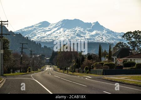 Leere Straße in Ohakune, Neuseeland im Winter, mit dem Berg Ruapehu und dem Turoa-Skigebiet im Hintergrund. Stockfoto