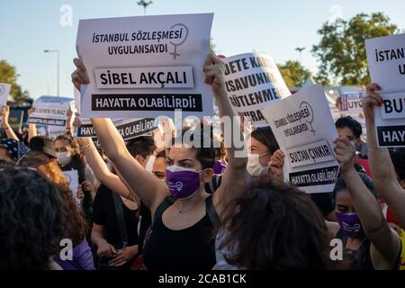 An dem Tag, an dem die AKP über die Istanbuler Konvention diskutiert, werden landesweite Demonstrationen von Frauen veranstaltet. Frauenorganisationen werden in verschiedenen Teilen Demonstrationen abhalten Stockfoto