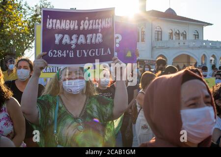 An dem Tag, an dem die AKP über die Istanbuler Konvention diskutiert, werden landesweite Demonstrationen von Frauen veranstaltet. Frauenorganisationen werden in verschiedenen Teilen Demonstrationen abhalten Stockfoto