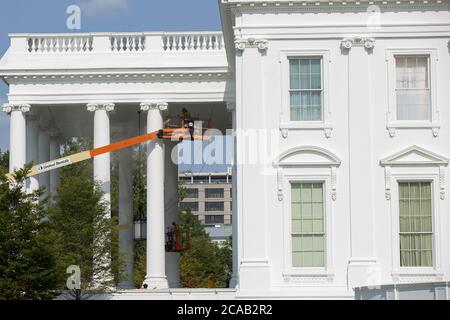 Washington, Usa. August 2020. Mitarbeiter reinigen am Mittwoch, den 5. August 2020, die Außenseite des Weißen Hauses in Washington, DC. Foto von Stefani Reynolds/UPI Kredit: UPI/Alamy Live Nachrichten Stockfoto