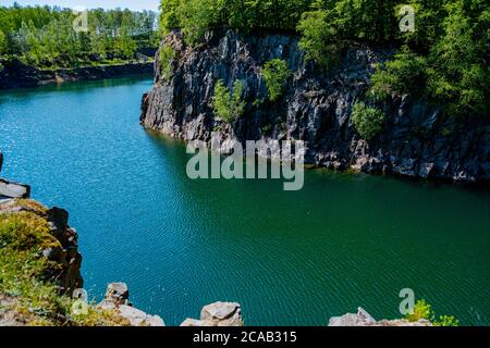 Wunderschöner See unter dem Dalby Forest, tolle Felsen, die ins Wasser gleiten Stockfoto