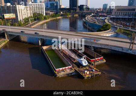 Philadelphia, USA. 6. August 2020: Ein Lastkahn auf dem Schuylkill River, der nach dem tropischen Sturm Isaias während des Hochwassers ungesichert wurde, kollidierte mit einer Brücke und führte zur Schließung der Interstate 676 durch die Innenstadt von Philadelphia, 5. August 2020. Staatliche Transportagentur PennDOT sagte nach der Inspektion, dass die Brücke strukturell solide war, aber die Autobahn würde einen weiteren Tag geschlossen bleiben müssen, bevor die Armee Corps of Engineers, die das Projekt, das die Barge engagiert beaufsichtigt, würde in der Lage sein, es zu bewegen. Kredit: ZUMA Press, Inc./Alamy Live Nachrichten Stockfoto