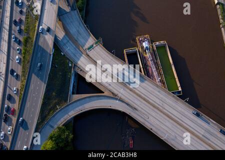 Philadelphia, USA. 6. August 2020: Ein Lastkahn auf dem Schuylkill River, der nach dem tropischen Sturm Isaias während des Hochwassers ungesichert wurde, kollidierte mit einer Brücke und führte zur Schließung der Interstate 676 durch die Innenstadt von Philadelphia, 5. August 2020. Staatliche Transportagentur PennDOT sagte nach der Inspektion, dass die Brücke strukturell solide war, aber die Autobahn würde einen weiteren Tag geschlossen bleiben müssen, bevor die Armee Corps of Engineers, die das Projekt, das die Barge engagiert beaufsichtigt, würde in der Lage sein, es zu bewegen. Kredit: ZUMA Press, Inc./Alamy Live Nachrichten Stockfoto