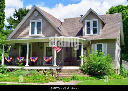 Mazon, Illinois, USA. Ein Haus, das für den 4. Juli Urlaub in einer kleinen Stadt im Norden von Zentral Illinois dekoriert ist. Stockfoto