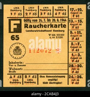 Europa, Deutschland, Hamburg, Zeit des 2. Weltkrieges, Raucherkarte, gültig vom 24. 7. Bis 20. 8. 1944 , Größe 7,5 cm x 7,5 cm , Motiv darf nur für journalistische oder wissenschaftliche Zwecke genutzt werden, Rechte werden nicht vertreten . / Europa, Deutschland, Hamburg, Zeit des 2. Weltkrieges, Rationsmarken für Tabak (Rauchmarken), gültig zwischen 24. 07. Bis 20. 08. 1944, Größe 7,5 cm x 7,5 cm, Bild nur für journalistische oder akademische Zwecke, es gibt keine Rechte. Stockfoto