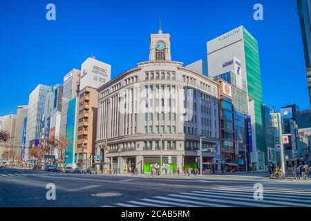 TOKIO, JAPAN - 03. Januar 2018: Stadtbild von Tokio, dem Ginza-Viertel. Die Stadt des Kaufhauses High-End-Shopping. Stockfoto