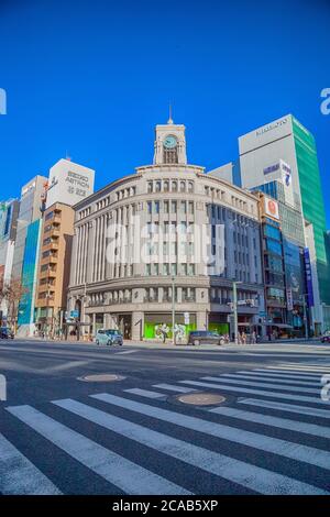 TOKIO, JAPAN - 03. Januar 2018: Stadtbild von Tokio, dem Ginza-Viertel. Die Stadt des Kaufhauses High-End-Shopping. Stockfoto